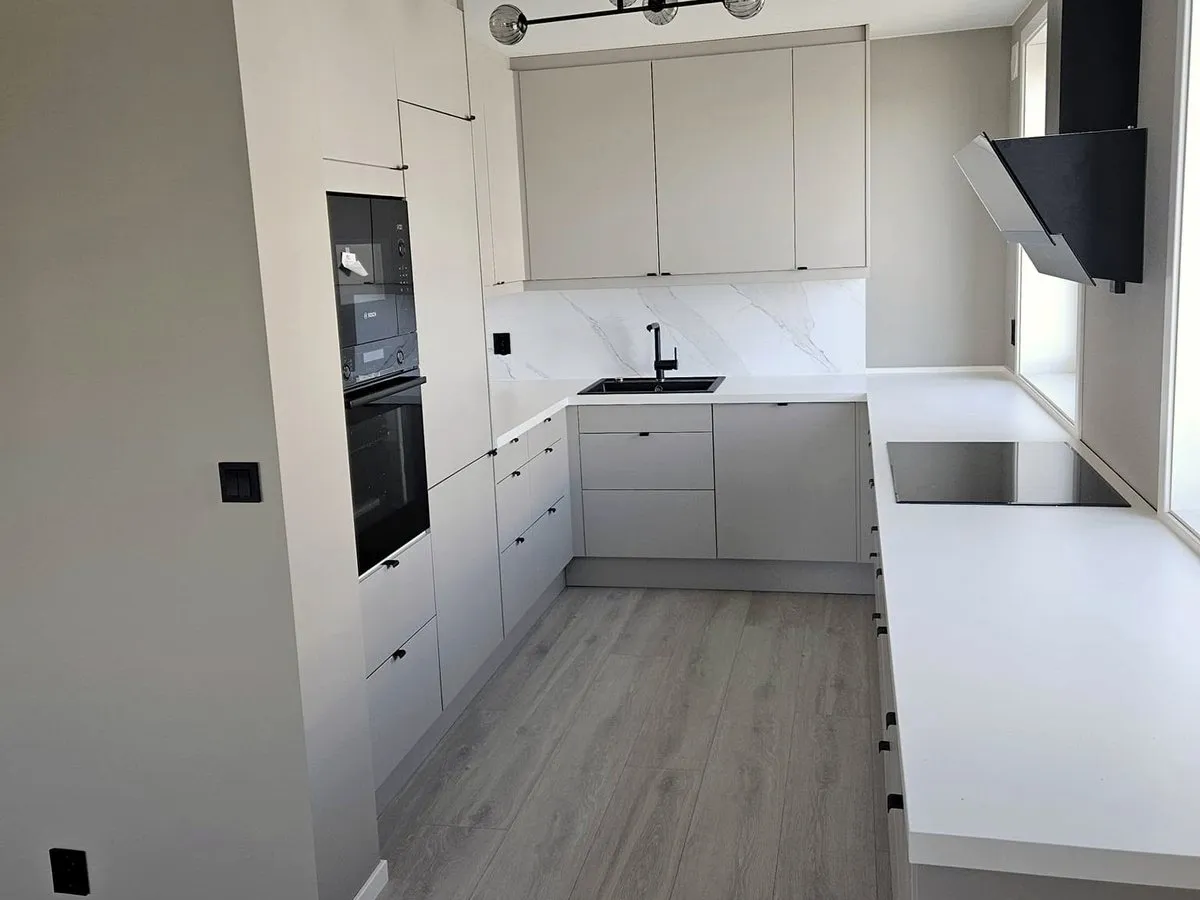 Nytt kjøkken med lyse fronter i en totalrenovert leilighet