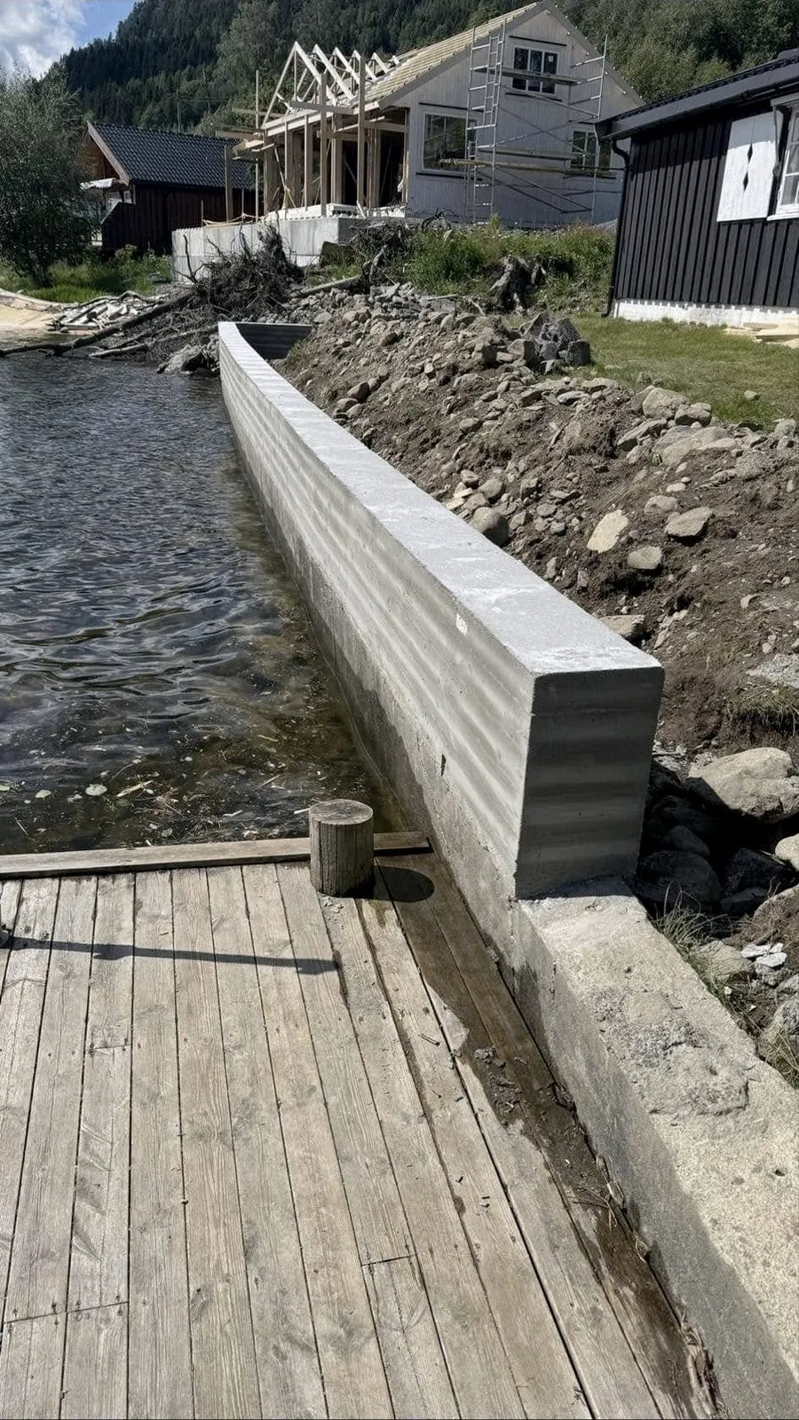 Ferdig støttemur mellom brygge og strandkant