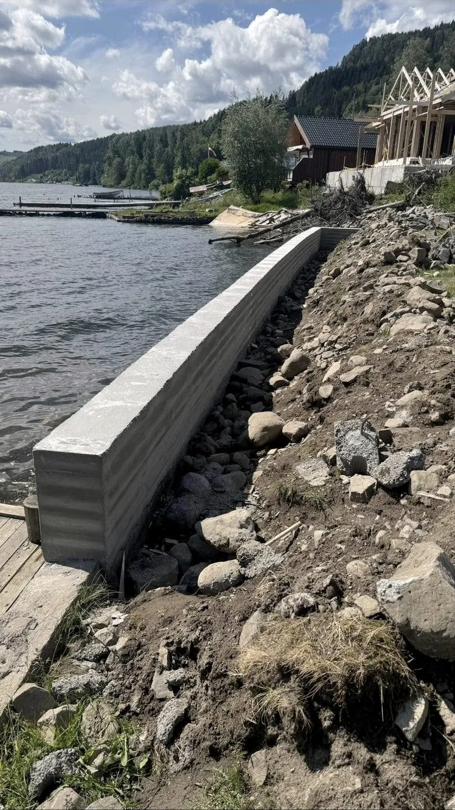 Støttemuren langs vannet