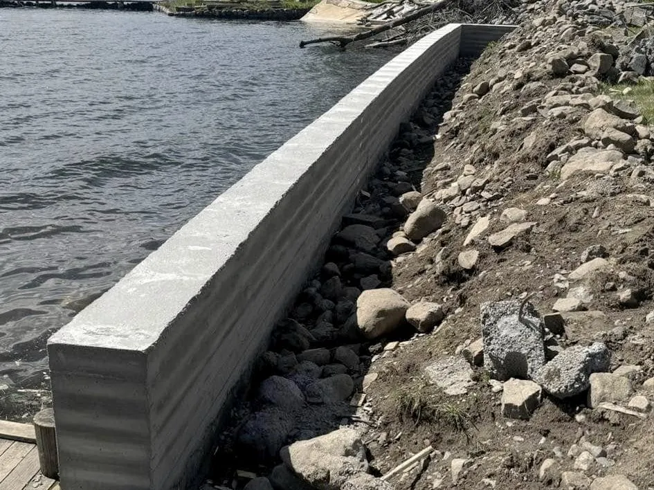 Ny støpt støttemur langs vannkanten ved Mjøsa