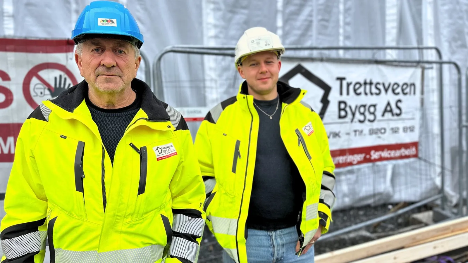 Svein Arne og Simen Trettsveen foran en byggeplass med banner fra Trettsveen Bygg