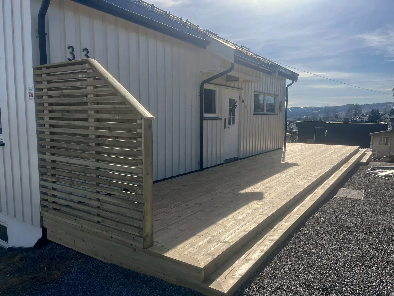 Ferdig terrasse med skjermvegg