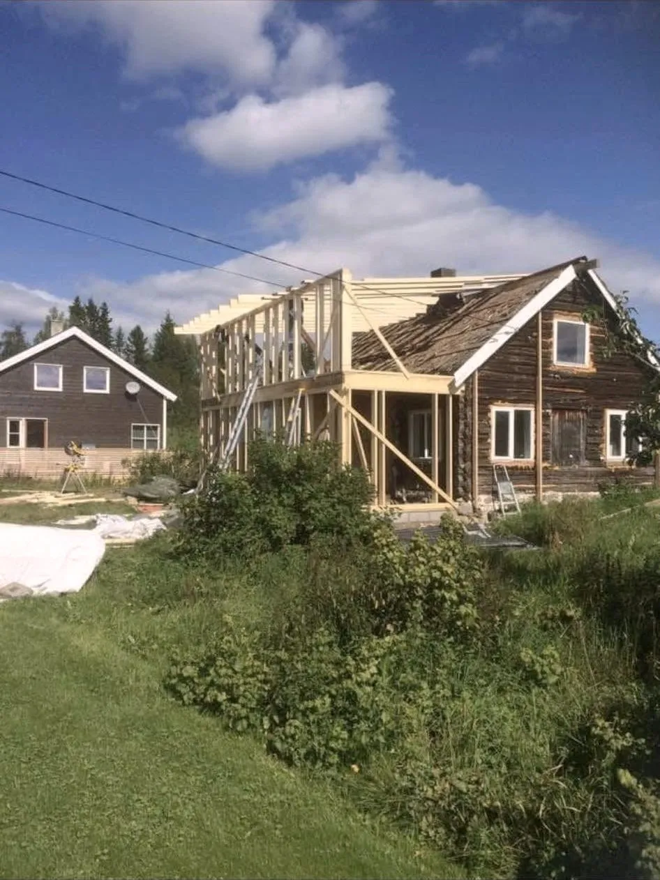 Reisverk til tilbygget inntil tømmerhuset