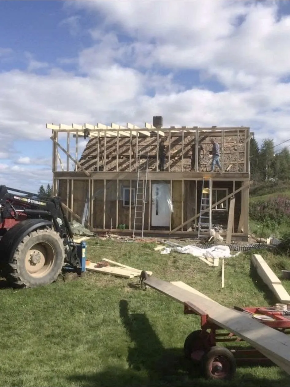 Tilbygget sett fra siden under bygging