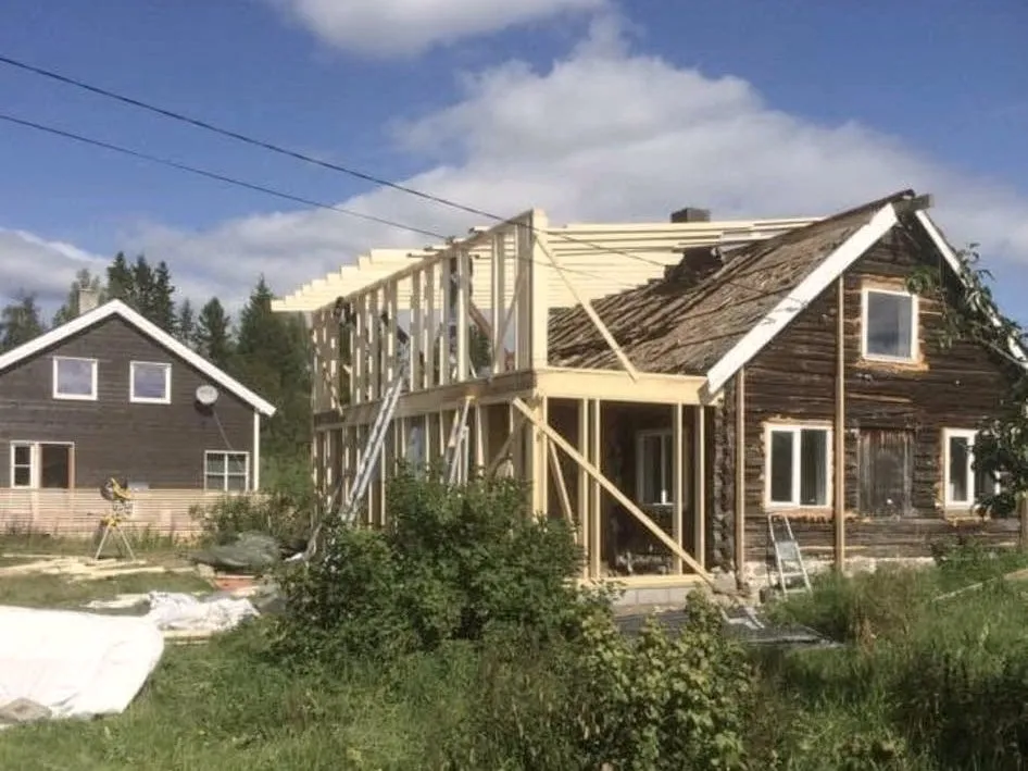 Reisverk til et tilbygg i to etasjer inntil et gammelt tømmerhus