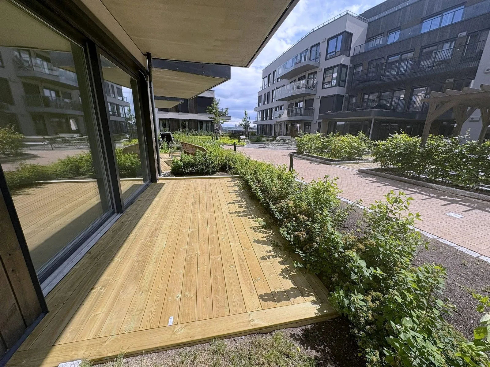 Terrasse i tre foran en leilighet